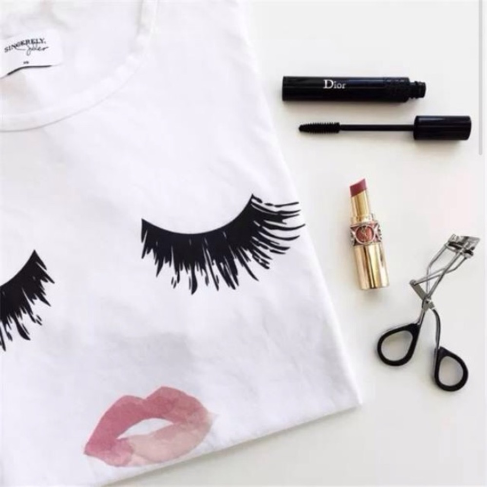 BRAND NEW ✨Winks & Pouts💋" T- Shirt- M